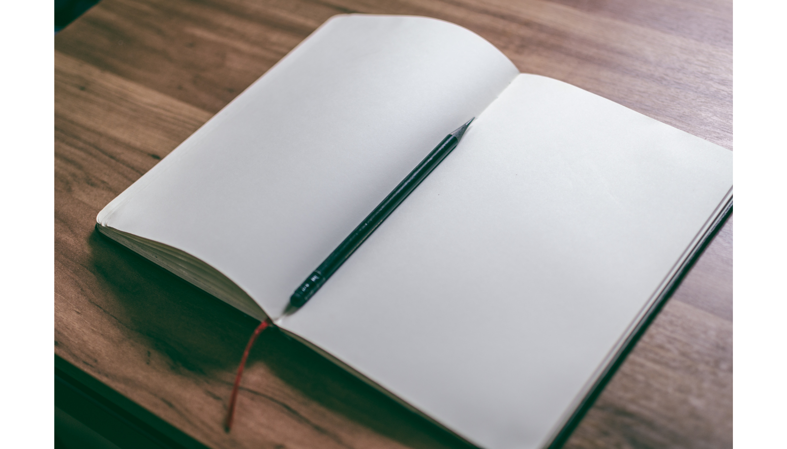Auftragsgewinnung Leeres Auftragsbuch mit Bleistift in der Mitte.